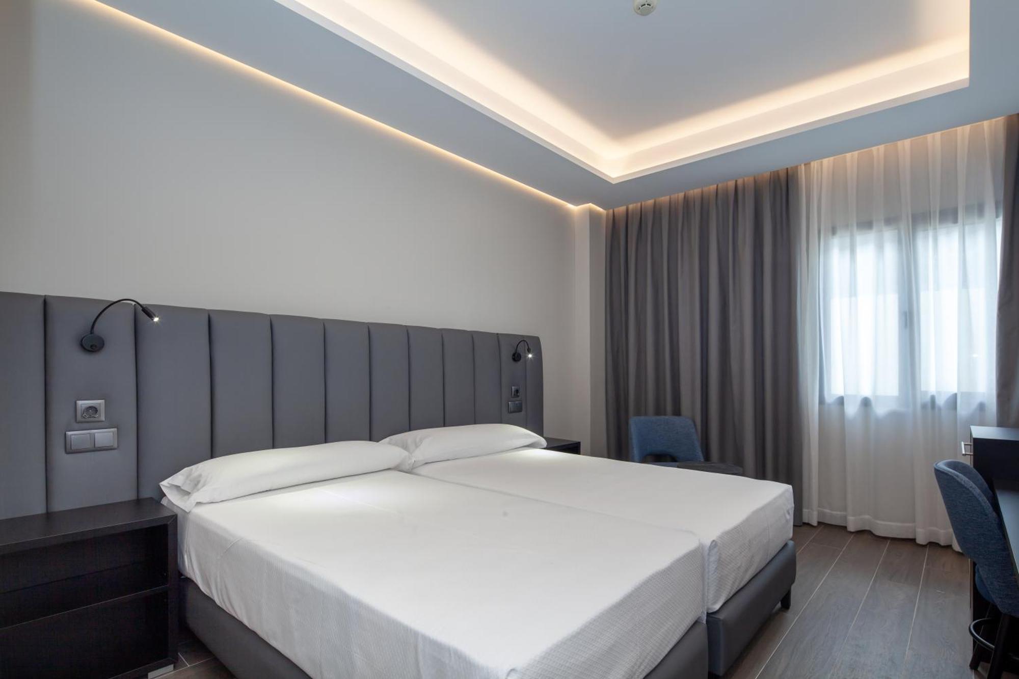 Leflet Sanlucar Hotel Sanlúcar la Mayor Buitenkant foto