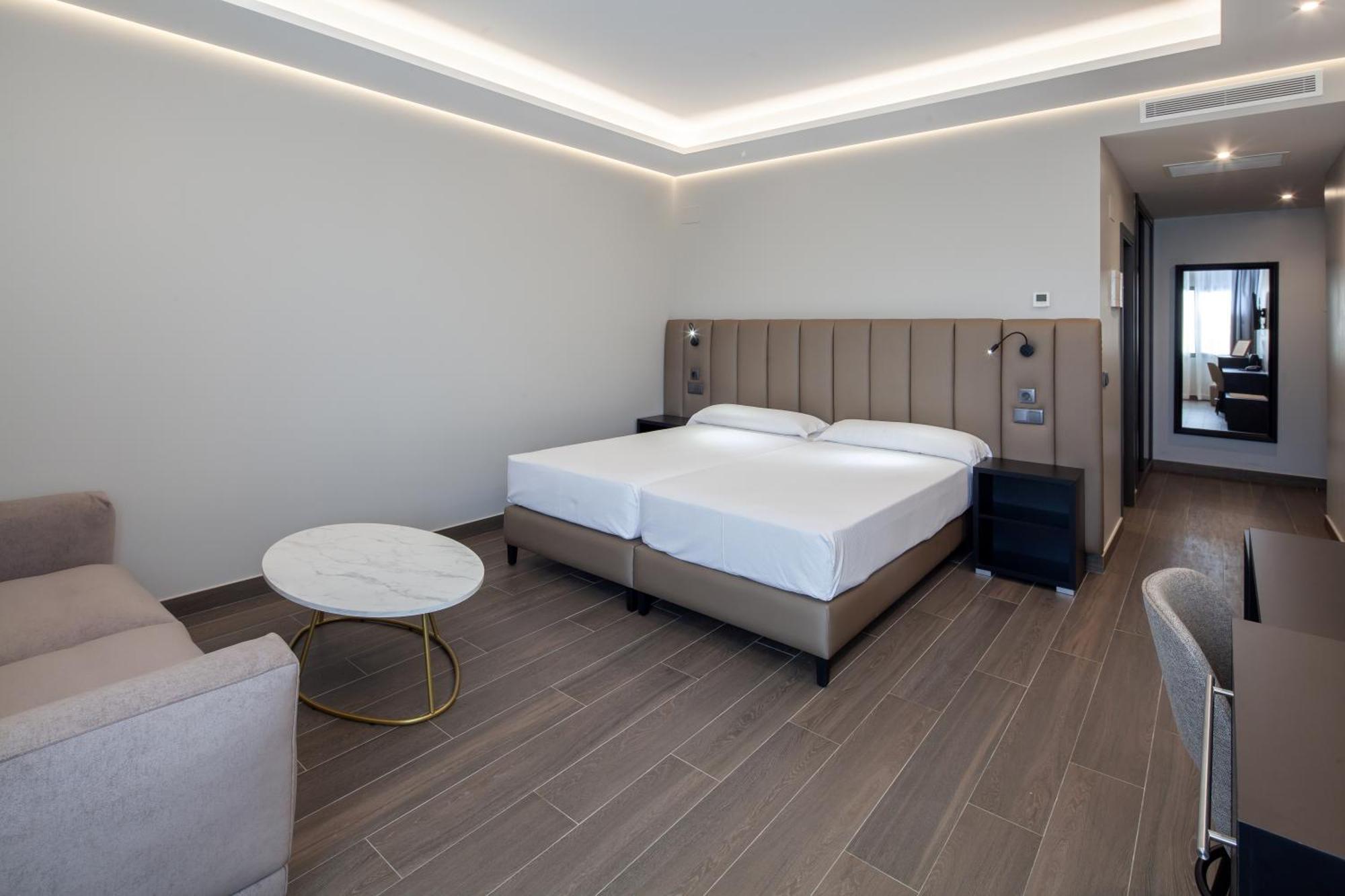 Leflet Sanlucar Hotel Sanlúcar la Mayor Buitenkant foto